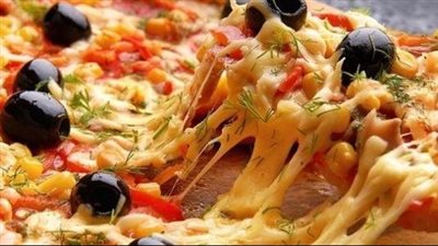 طريقة عمل البيتزا، أحلى وأوفر من الجاهزة وبحشوات مختلفة 