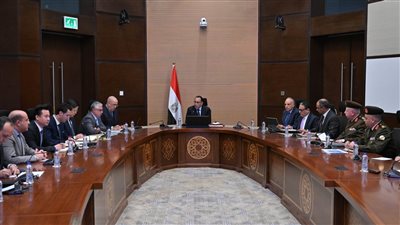 رئيس الوزراء يستعرض مقترحا للاستفادة من المياه المتخلفة عن مشروعات تحلية مياه البحر