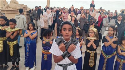 بالزي الفرعوني والوضع الأوزيري، أطفال الأقصر يجذبون الأنظار أثناء تعامد الشمس (صور)