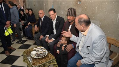 مدير الوكالة الأمريكية للتنمية يتفقد وصلات الصرف الصحي المنزلية بأسيوط (صور) 