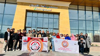 وفد طلاب صيدلة جنوب الوادي يزور مرضى السرطان بأورام الأقصر