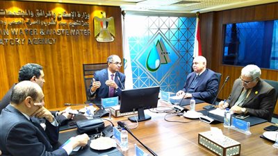 نائب وزير الإسكان يناقش تطوير عدادات المياه الذكية بتكنولوجيا وصناعة مصرية