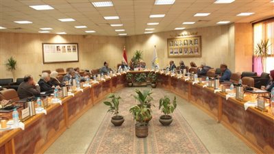 مستشار وزير التعليم العالي يناقش تحويل مركز الاستشارات الهندسية بجامعة أسيوط إلى شركة
