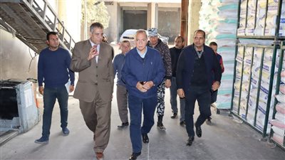 محافظ القليوبية يتفقد أحد المصانع المتخصصة في تعبئة المنتجات الغذائية للاطمئنان على توافر السلع