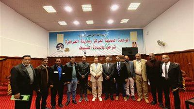 رئيس مركز الفرافرة يعقد لقاءً موسعًا مع المعلمين للوقوف على سير العملية التعليمية