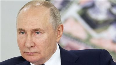 كتب عليه رقم تليفونه بخط يده.. كارت شخصي لبوتين بمليوني روبل في مزاد علني