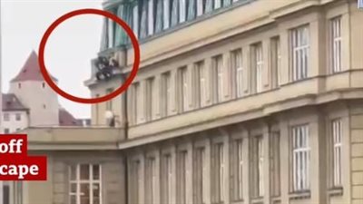 اصطادهم كالعصافير، مشاهد مروعة لقنص طالب لزملائه داخل جامعة بالتشيك (فيديو)