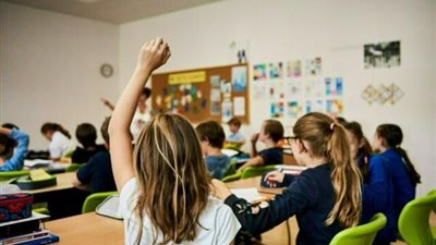 دماء في الفصل، تلميذة تطعن زميلتها بآلة حادة