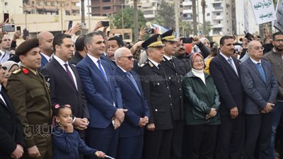 محافظ بورسعيد يضع إكليلا من الزهور على النصب التذكاري احتفالا بالعيد القومي (صور)