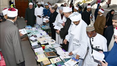 المتسابقون في مسابقة القرآن يزورون معرض كتاب الأعلى للشئون الإسلامية