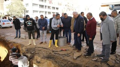 محافظ الجيزة يتفقد أعمال إصلاح كسر بماسورة مياه في فيصل 