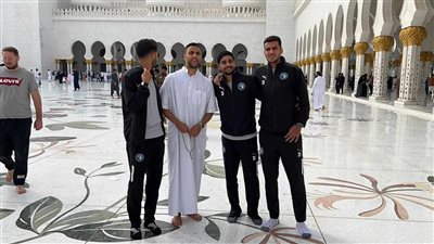 بعثتا بيراميدز وسيراميكا يؤديان صلاة الجمعة في مسجد الشيخ زايد بأبو ظبي 