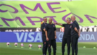 كولر ولاعبو الأهلي يعاينون ملعب المباراة قبل مواجهة أوراوا الياباني (صور) 