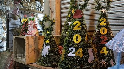 الغزالة تصل لـ 1500 جنيه.. أسعار زينة عيد الميلاد في باب الشعرية (صور)