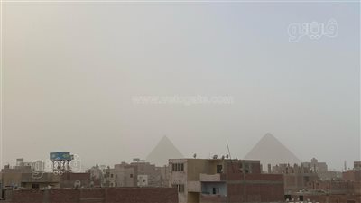 أتربة وشبورة تغطي منطقة الأهرامات بالجيزة بسبب سرعة الرياح (فيديو) 