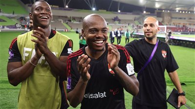 فرحة هيسترية للاعبي الأهلي داخل غرفة خلع الملابس بعد الفوز ببرونزية مونديال الأندية (فيديو) 