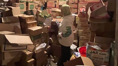 ضبط 1104 زجاجات زيت تمويني و100 كيس سكر بأحد المخازن في الإسماعيلية (صور) 