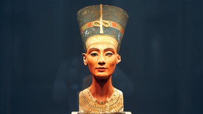 في وضع القرفصاء وتؤدي صلاة الشمس، قصة ظهور الملكة نفرتيتي أثناء تعامد الشمس بمعبد الكرنك بالأقصر (صور)