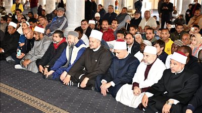 المتسابقون المشاركون في المسابقة العالمية للقرآن الكريم يؤدون صلاة الجمعة بعمرو بن العاص