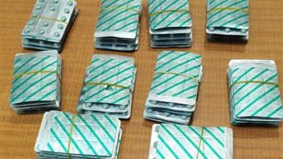 ضبط 4 مسافرين بحوزتهم 8313 قرص مخدر وحشيش وحقن فيلر في مطار القاهرة 