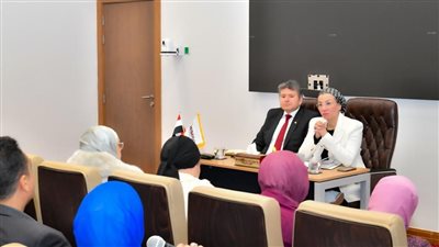 وزيرة البيئة تستمع لمقترحات العاملين لتطوير بعض القطاعات فى مجال المخلفات