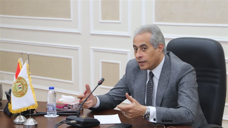 حسن شحاتة وزير العمل،