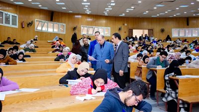 رئيس جامعة المنصورة يتفقد أعمال الامتحانات بكليتى الآداب والحقوق