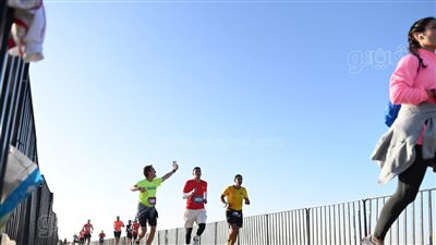وزير الرياضة يطلق إشارة البدء لنصف ماراثون الأهرامات في دورته الخامسة (صور)
