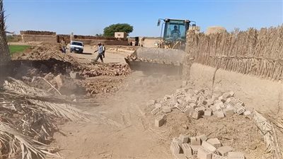 إزالة تعديات على أراضى الدولة بمنطقة عين الأذان بقرية الهنداو بالداخلة (صور)