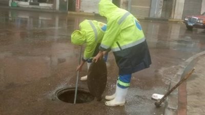 انتشار سيارات الصرف الصحى فى شوارع الإسكندرية لرفع تراكمات مياة الأمطار 