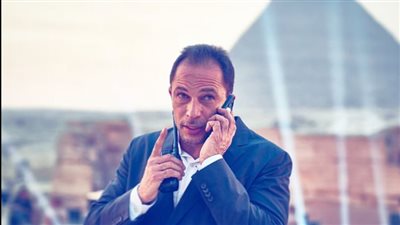 الفنان أحمد طارق يروج لأحدث أعماله الفنية 