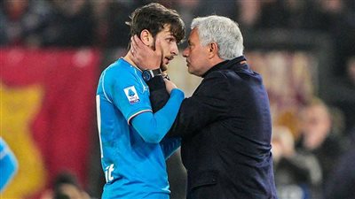 مورينيو ينفعل على لاعب نابولي في قمة الجولة بالدوري الإيطالي