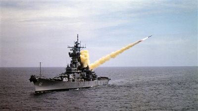 اعتراض 4 مسيرات حوثية، صواريخ باليستية تستهدف مدمرة أمريكية في البحر الأحمر 