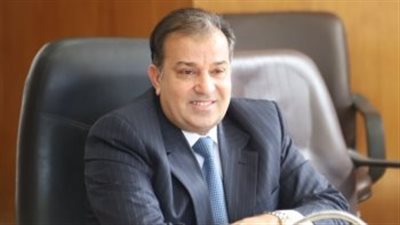 رئيس جامعة جنوب الوادي يسلم شهادات برامج المدرسة الرقمية للأطفال 