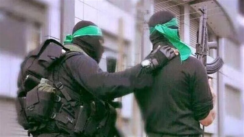 الملثم يقاتل بقدم