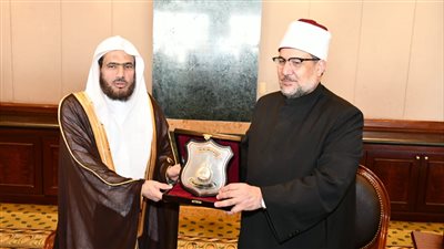درع وزارة الأوقاف لإمام الحرم النبوي تقديرًا لجهوده في خدمة القرآن الكريم 