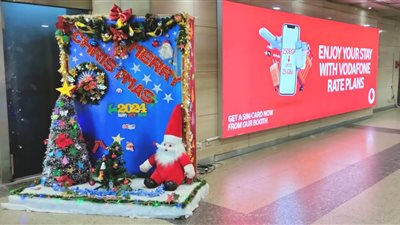 بأشجار الكريسماس وبابا نويل، الطيران المدني تستعد لاحتفالات رأس السنة (صور) 