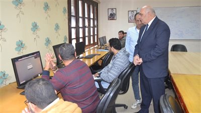 سكرتير عام البحيرة يتابع اختبارات المتقدمين لمسابقة المهندسين بمكتبة دمنهور