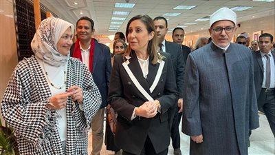 قيادات المشيخة ووزيرة الثقافة يفتتحون معرضا فنيا على هامش ملتقى الأزهر للكاريكاتير 