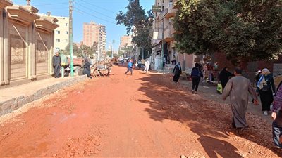 استمرار أعمال وضع التربة الزلطية وتوسعة شوارع منفلوط بأسيوط