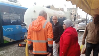 حي العجمي يواجه تجمعات مياه الأمطار بنشر سيارات رفع المياه (صور)