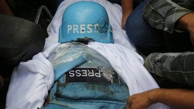 تشييع جثمان الصحفي إسلام الكومي من مجمع الشفاء الطبي بغزة 