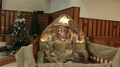 أشجار الكريسماس والأضواء تكسو الكاتدرائية الأسقفية في الزمالك قبل قداس عيد الميلاد