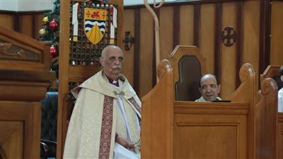 رئيس الكنيسة الأسقفية يدعو المؤمنين لصلاة الاستعداد ضمن طقوس قداس الميلاد (صور)