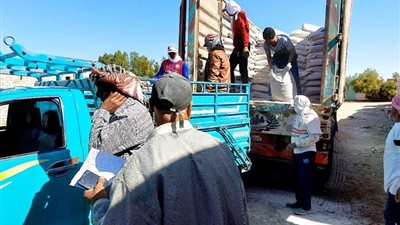 زراعة الوادي الجديد تتابع صرف الأسمدة بكارت الفلاح في جمعيات الخارجة