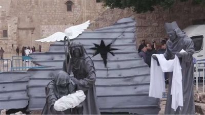 بدل شجرة عيد الميلاد قذيفة وكفن في بيت لحم.. فنان فلسطيني يكشف التفاصيل (فيديو)