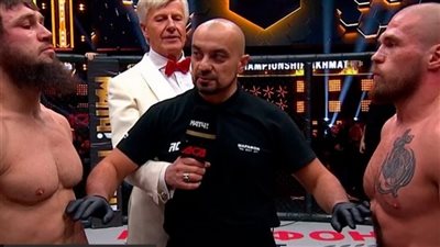 مقاتل روسي يسحق خصمه، والحكم يتدخل 