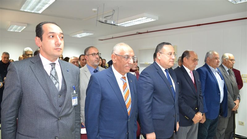الدكتور عبد العزيز