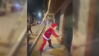 تنكر في زي سانتا كلوز، شرطي يقبض على تجار مخدرات (فيديو)