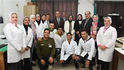 رئيس جامعة عين شمس يتفقد معمل الترميم بكلية الآثار 